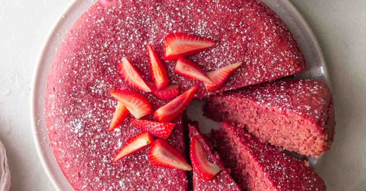 Bolo de baunilha em camadas rosa com chantilly rosa