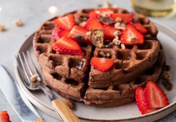 As waffles de cacau saudáveis ideais para um brunch, pequeno-almoço ou lanche