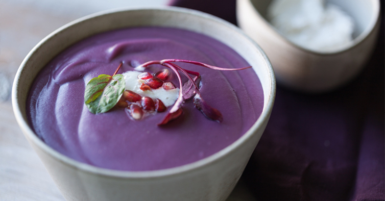 Sopa detox de couve roxa
