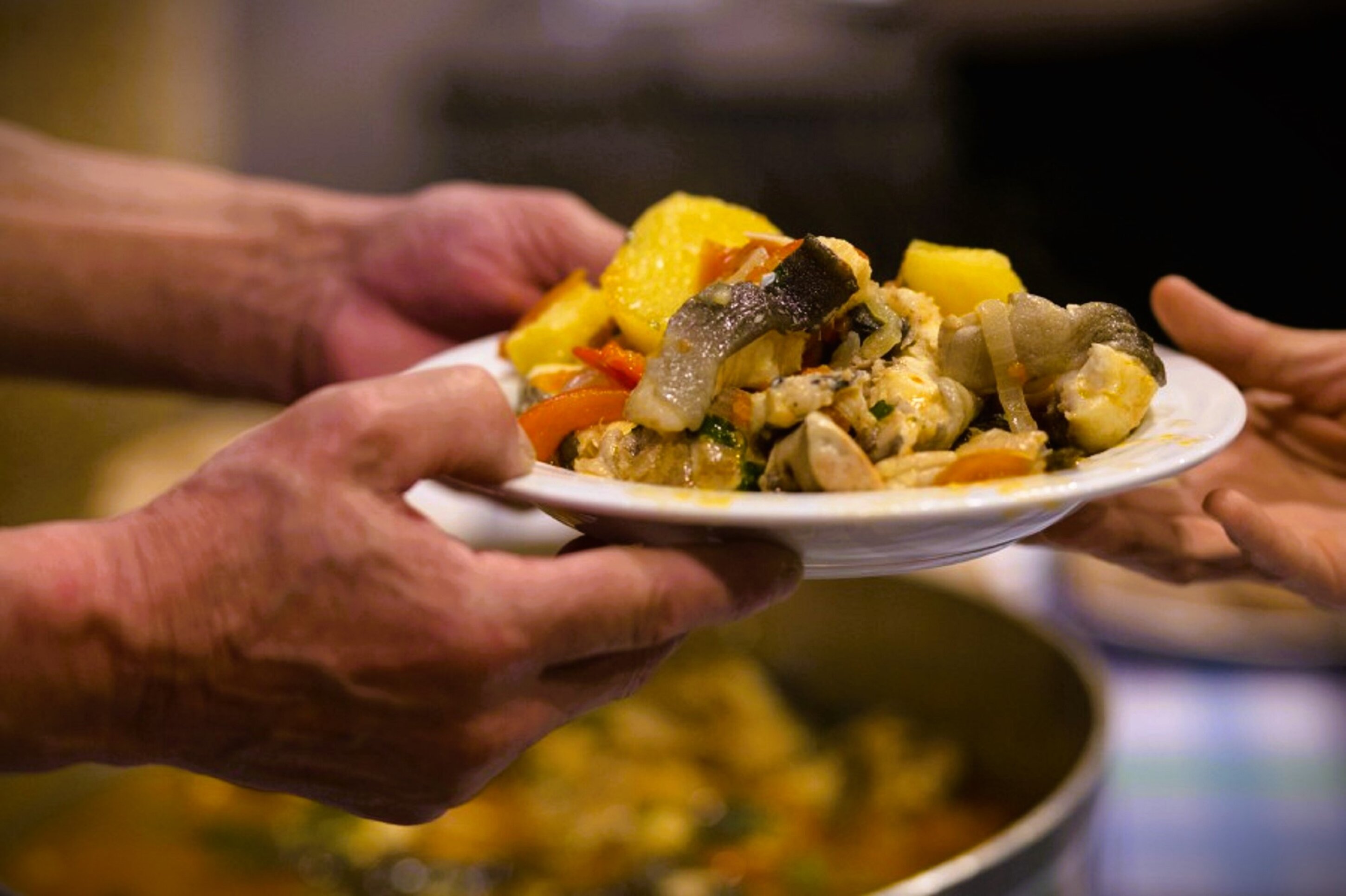 Chef usando coroa e servindo comidas