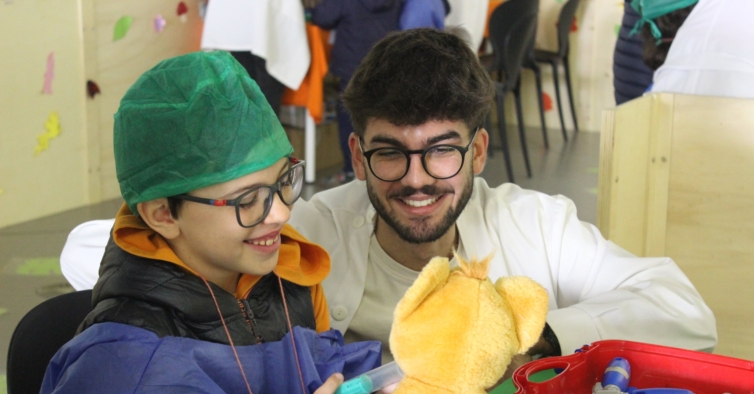 A iniciativa que ajuda os miúdos a perderem o medo de ir ao médico está de volta