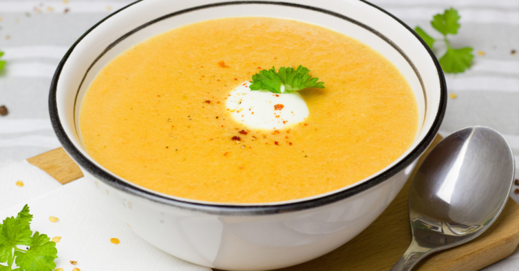 Sopa detox de cenoura, laranja e coentros