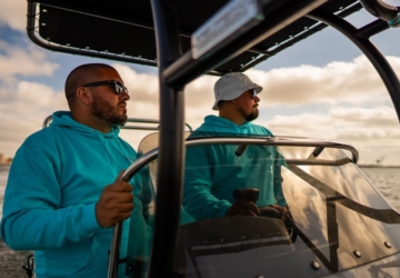 Esqueça as longas filas: este novo barco táxi leva-o às praias da Arrábida