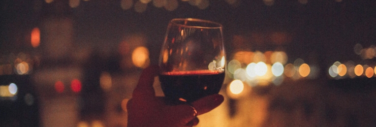 Um brinde sob as estrelas: vem aí noites mágicas com provas de vinho à noite na adega